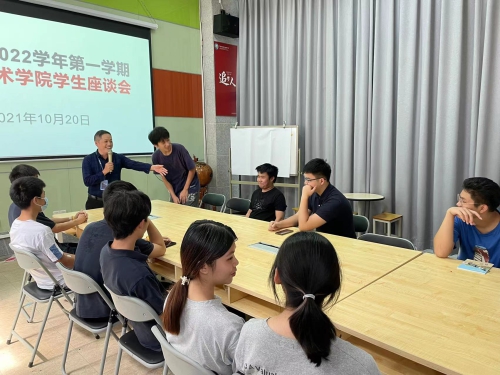 来听听学生的心声，我校召开学生座谈会