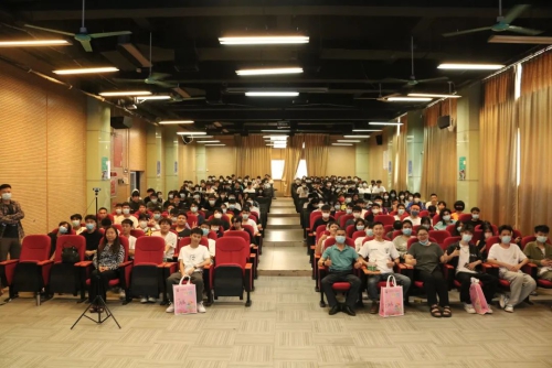文化创意学院举办成功校友报告会