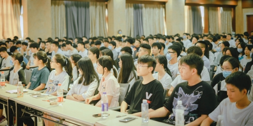 新生入学教育之校长开讲啦 | 播种希望，点燃梦想