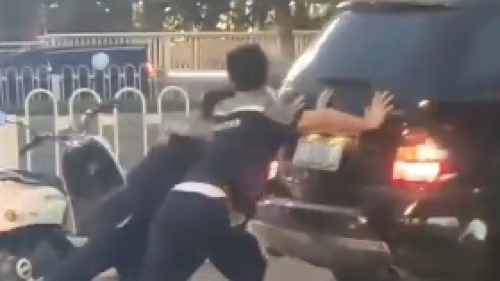 车辆“罢工” ，他们暖心相助化身“推车侠”