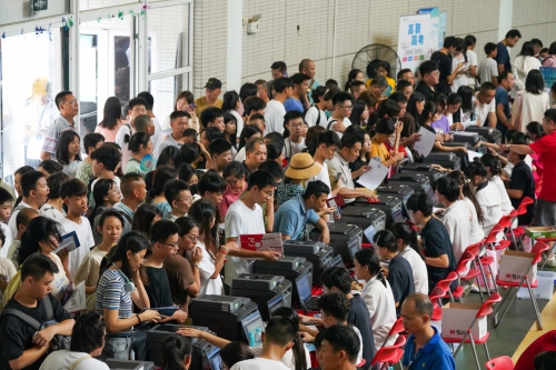 现场直击岭南广州校区新生报到首日盛况！火爆！
