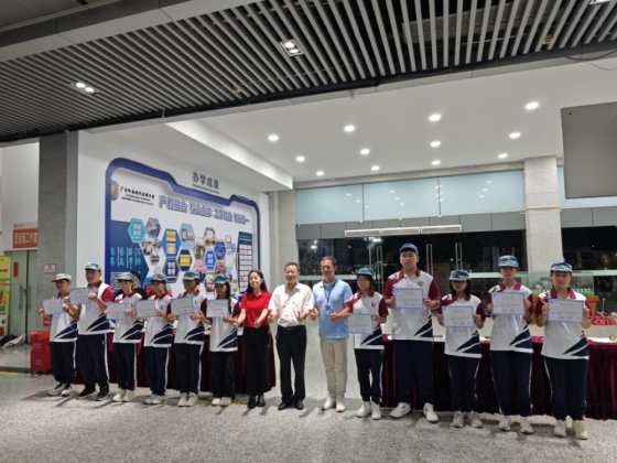“一个都不能少”——师生共拼地图诠释爱国心